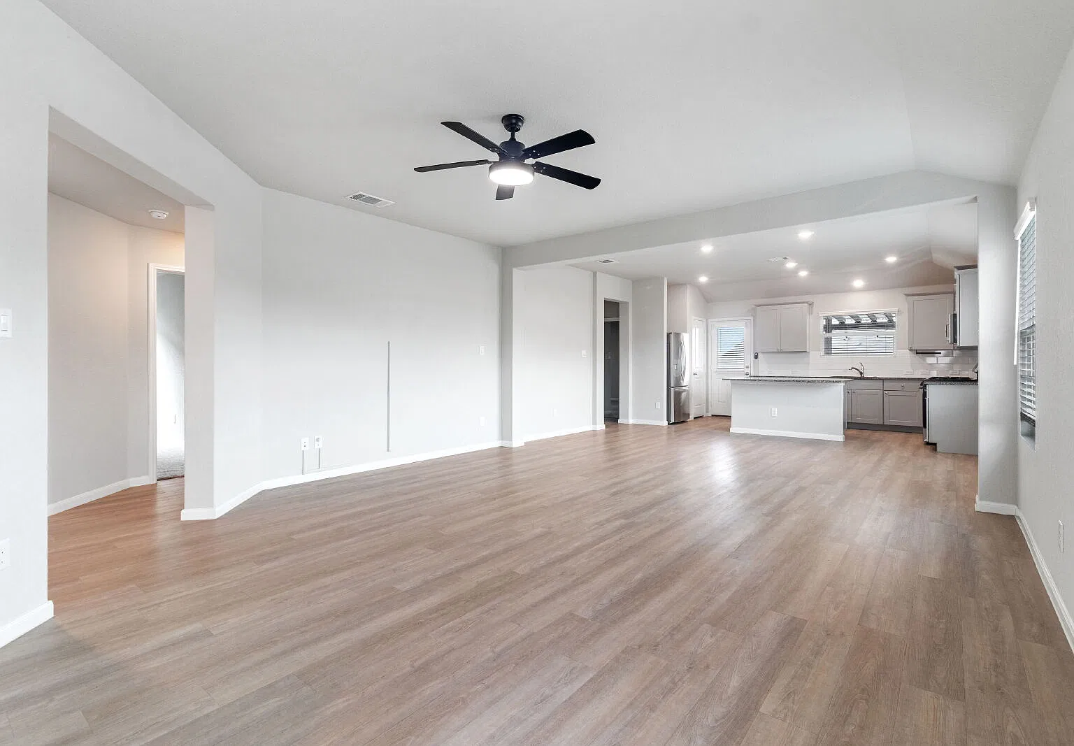 4 bed, 2.0 bath, 1697 sqft, $2,200 — Photo 3