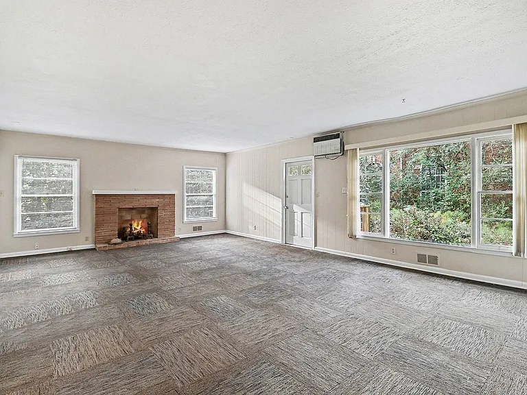 1944 Ridgewood Dr — Photo 3
