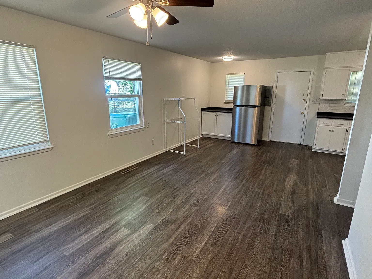 3 bed, 816 sqft, $1,600 — Photo 2