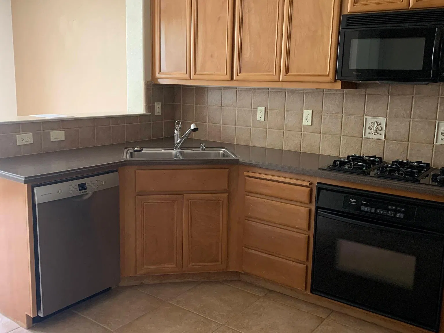 2 bed, 2.5 bath, 1437 sqft, $4,600 — Photo 3