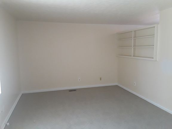 3rd image of 15 Lynnhaven Dr