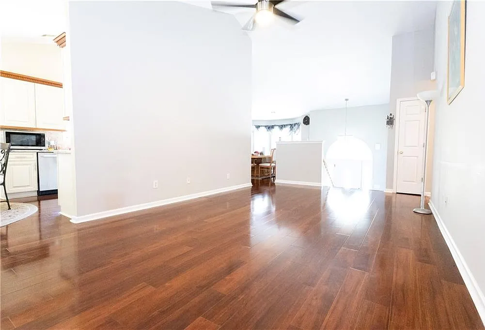 4 bed, 3.0 bath, 2392 sqft, $2,600 — Photo 2