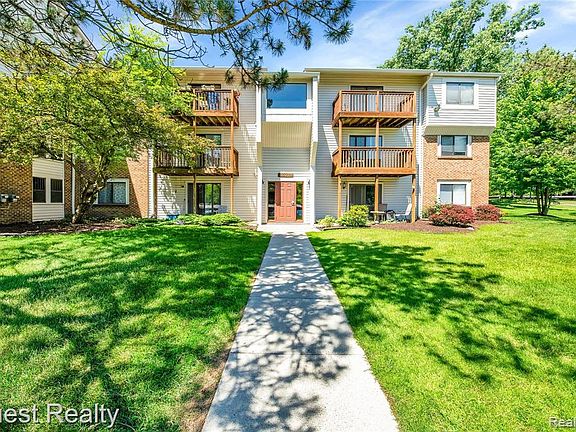 4th image of 30028 W Twelve Mile Rd Unit 27