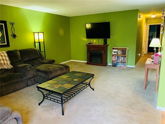 4th image of 984 Orchard Ave