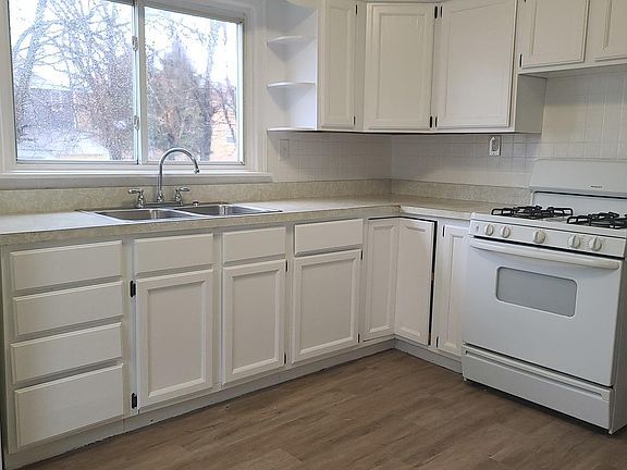 3rd image of 567 Freeland Ave