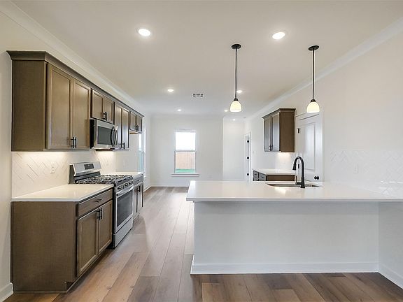 4th image of 818 Countryside Glade Ln