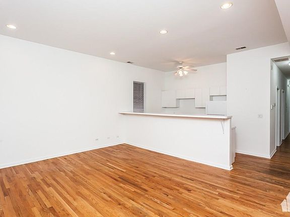 3rd image of 721 W Briar Pl #1F1ST