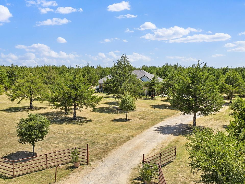 1st image of 421 White Oak Cir