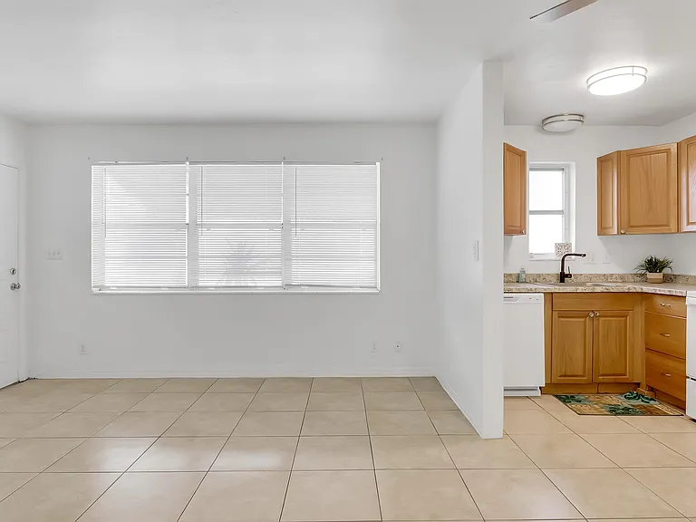 711 SE 15th St #5 — Photo 13