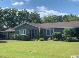 512 Pear St, Edna, TX 77957