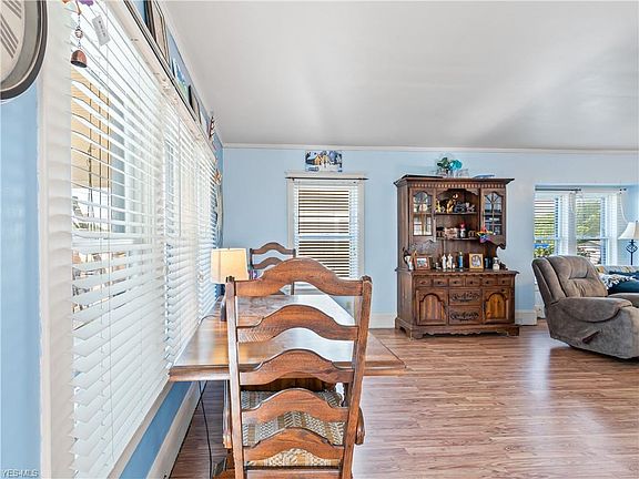 4th image of 153 E Baird Ave
