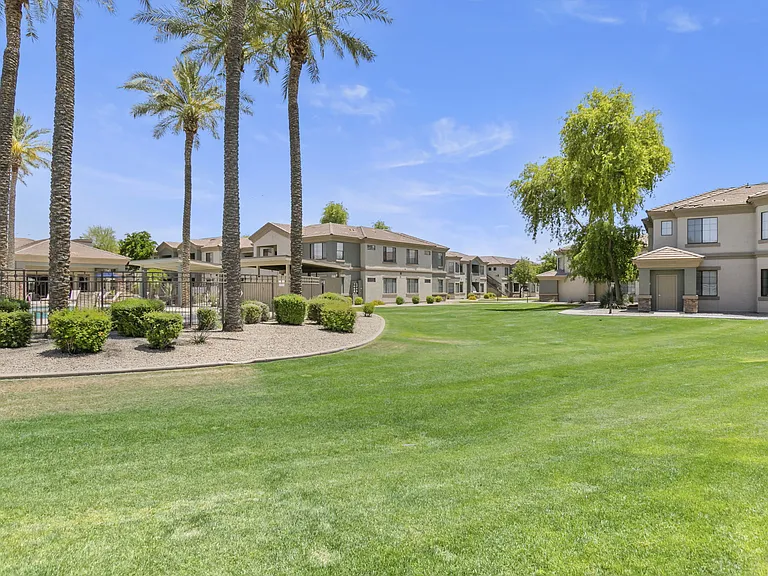Adiamo Palm Valley Apartments in Goodyear, AZ