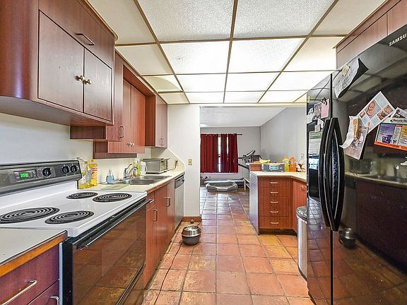 5th image of 302 N E St