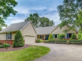 3244 Hidden Creek Dr, Hartland, MI 48353