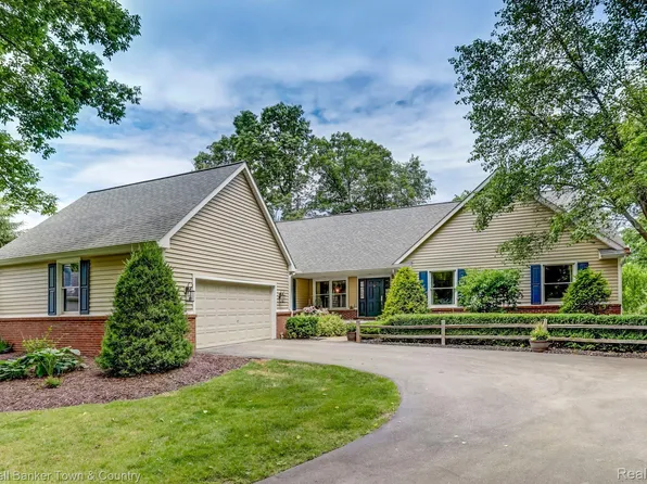 3244 Hidden Creek Dr, Hartland, MI 48353