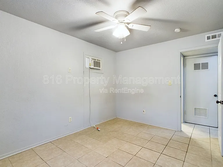 15112 Bellaire Ave #B — Photo 8
