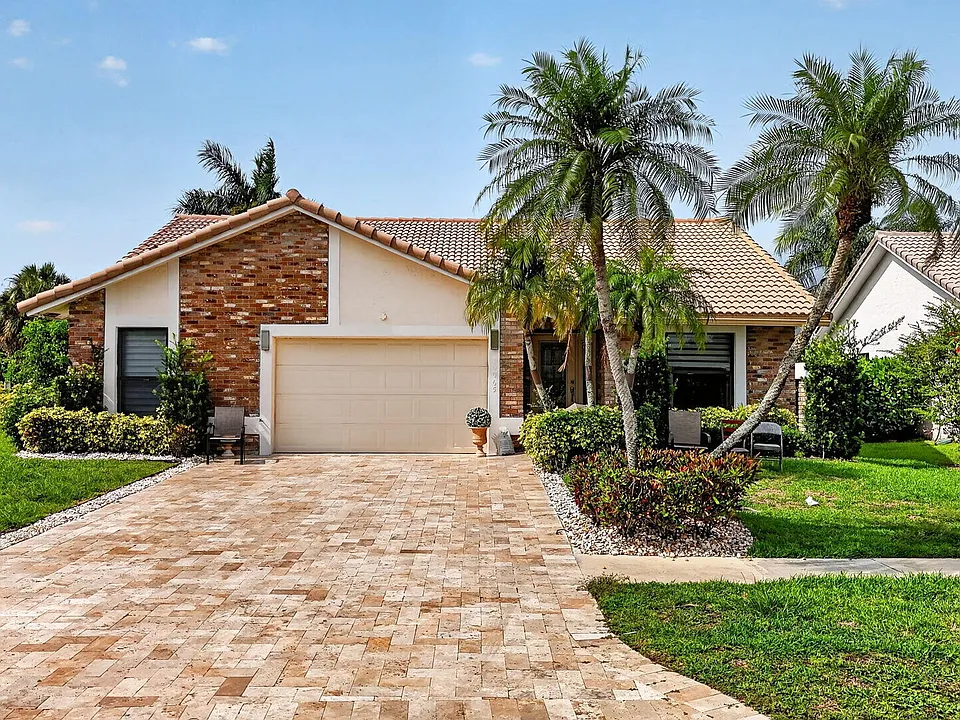 10065 Camelback Ln