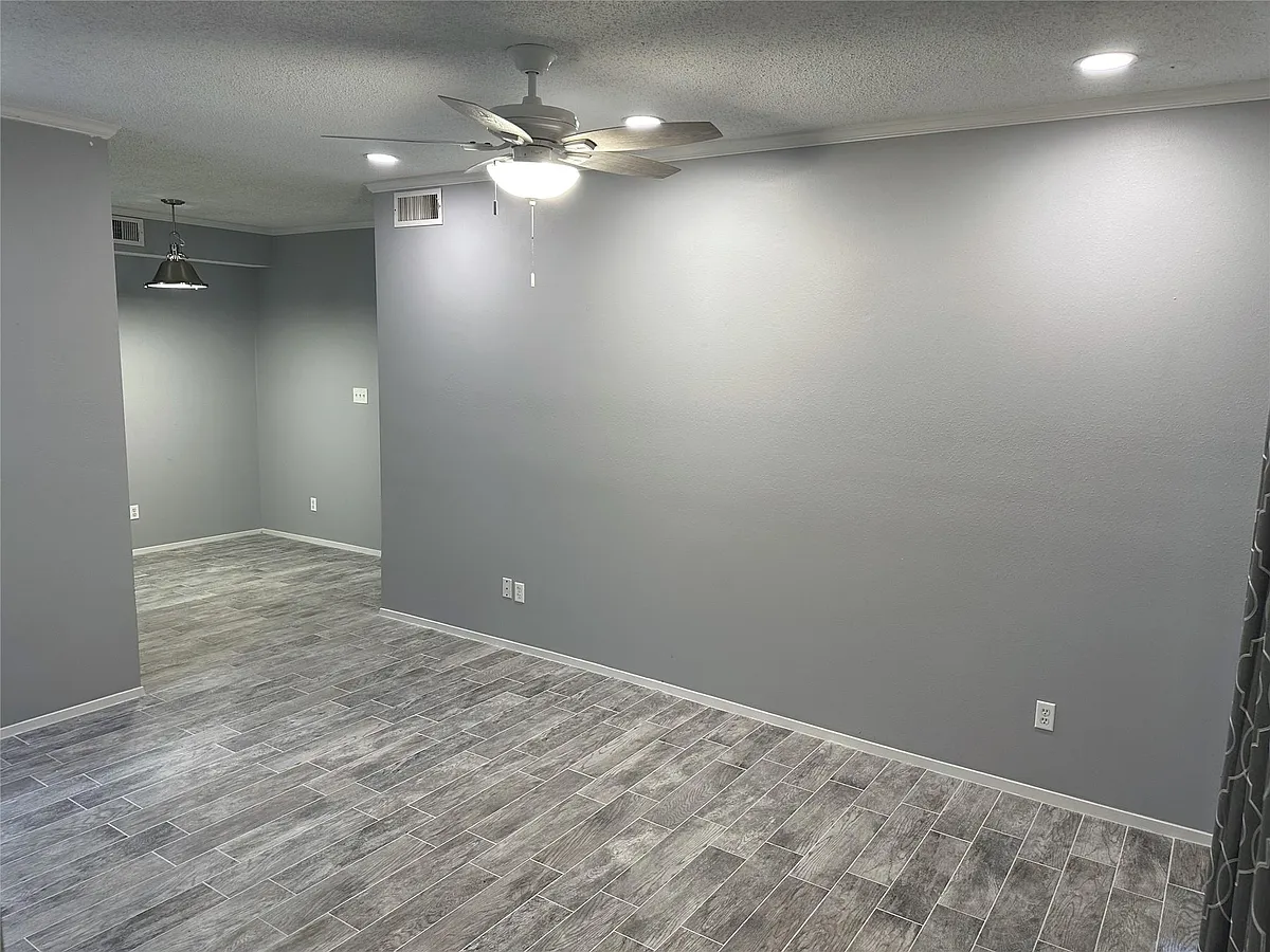 Building Photo - 7037 N Holiday Dr