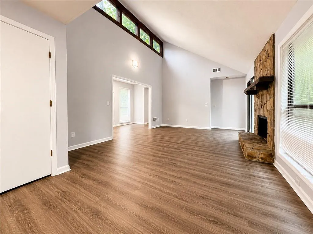 3 bed, 2.0 bath, 1681 sqft, $2,200 — Photo 3