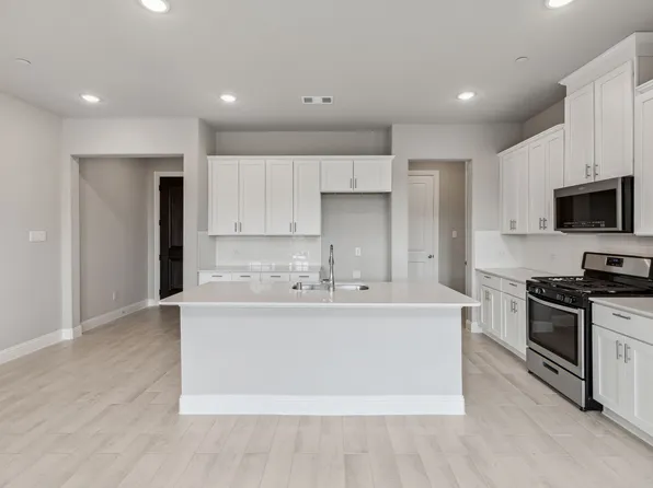 536 Hutchinson Ln, Lewisville, TX 75077