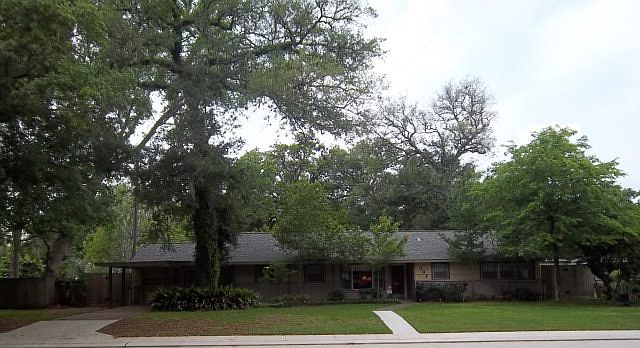 1st image of 303 Oak Dr