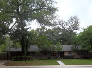 303 Oak Dr, Lake Jackson, TX 77566