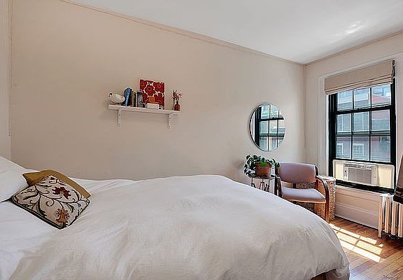 4th image of 119 S 2nd St APT 4