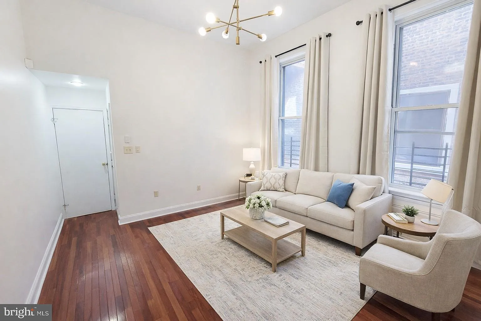 2 bed, 1.0 bath, 696 sqft, $2,100 — Photo 2