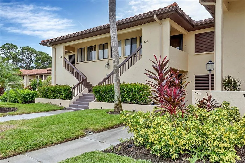 2 bed, 2.0 bath, 1065 sqft, $1,950 — Photo 3