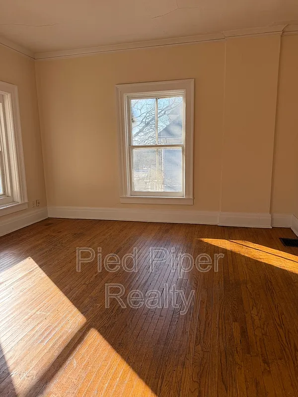 2 bed, 1.0 bath, 2561 sqft, $1,395 — Photo 4