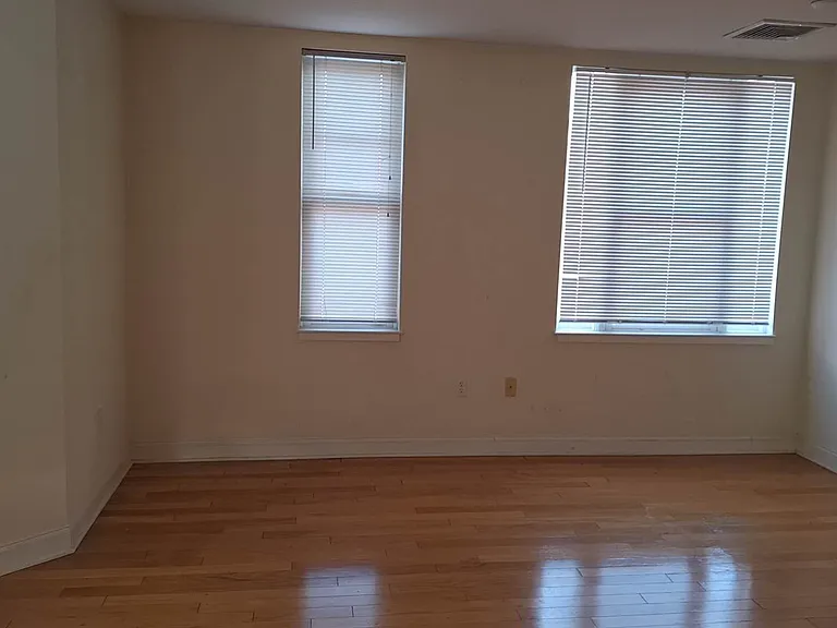 4048 Washington St #5 — Photo 2