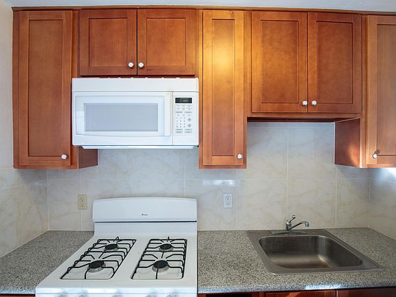 3rd image of 420 E 17th St #A