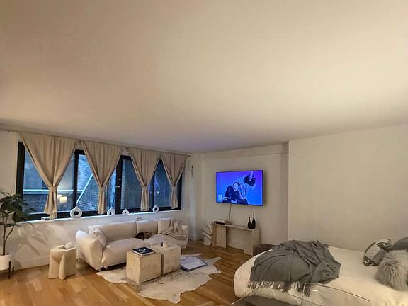 3rd image of 116 Central Park S APT 3G
