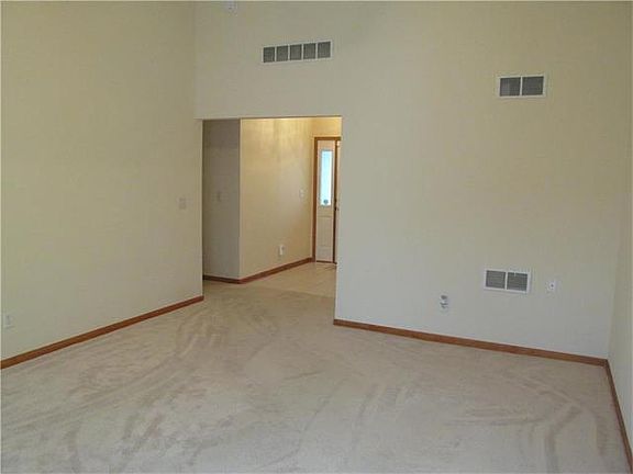 4th image of 825 SW Country Hill Dr