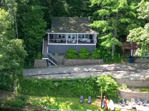 222 W Pickerel Lake Dr, Newaygo, MI 49337