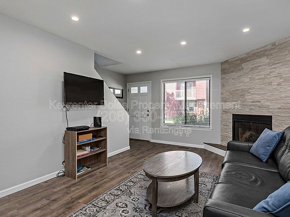 4th image of 3039 S Cantrell Ln