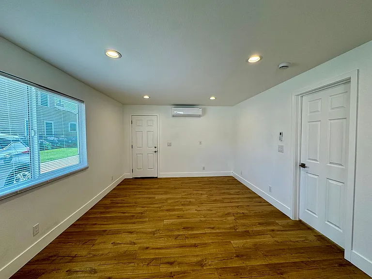 4542 N Lakewood Blvd. — Photo 5