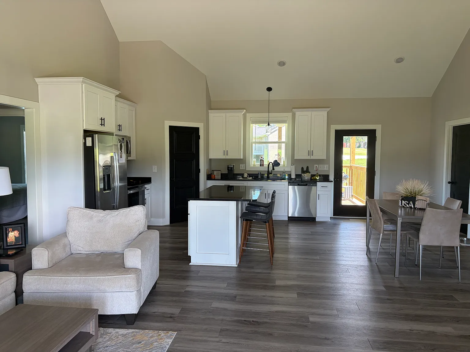 2195 Fincher Dr — Photo 2