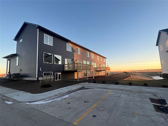 2nd image of 212 NE Country Meadow Ln