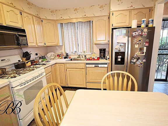 4th image of 2537 E 63rd St