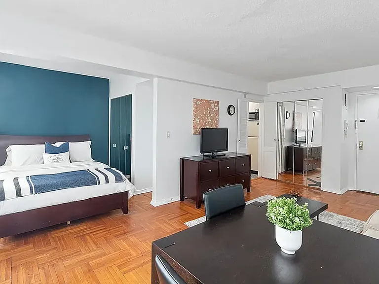 210 E 47th St #10B — Photo 5