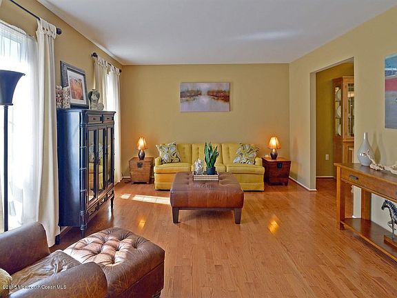 4th image of 16 Sherwood Ct