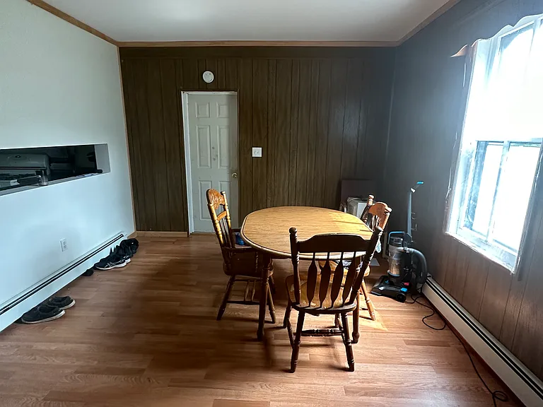8 Avenue A — Photo 2