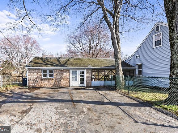 3rd image of 301 Bryan Point Rd