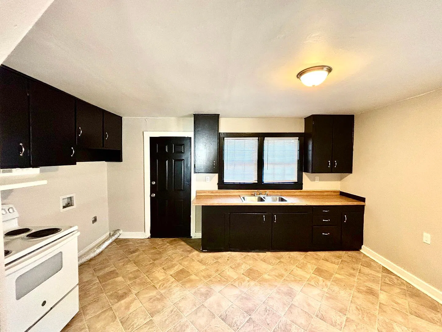 631 Warner--Move In Ready! — Photo 4