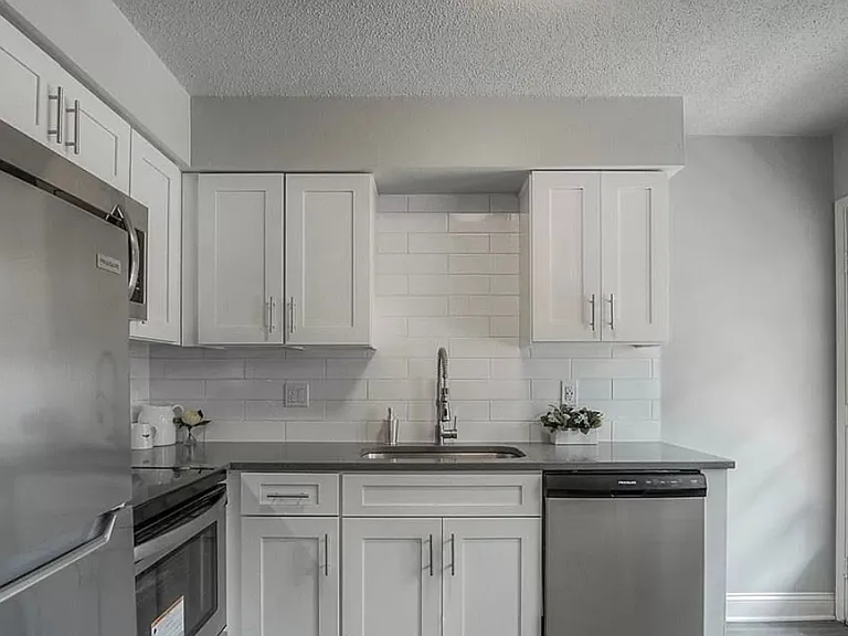 423-427 Maple Blvd — Photo 4