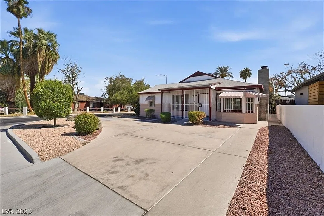 4 bed, 2.0 bath, 1654 sqft, $2,060 — Photo 2