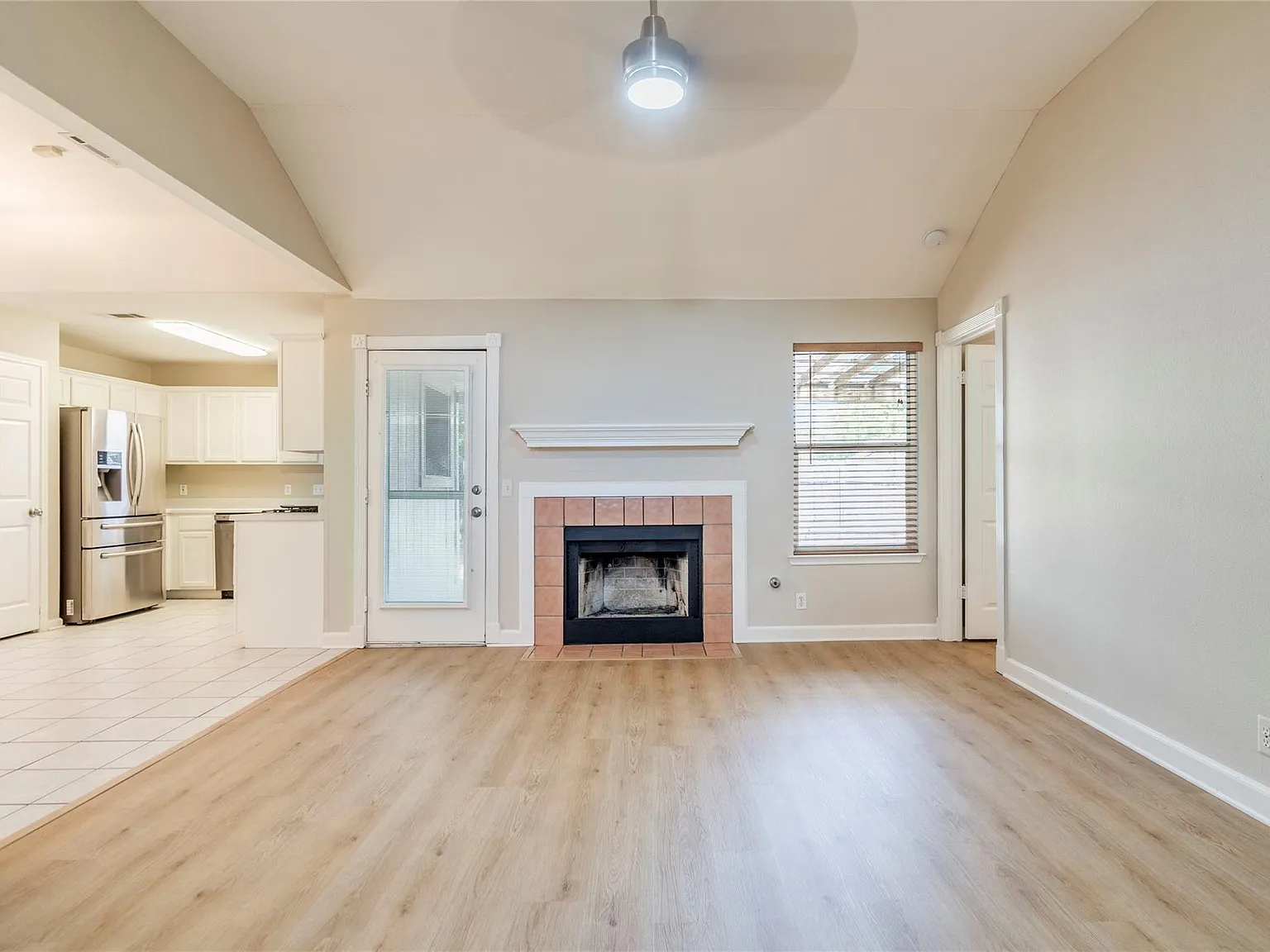 3 bed, 2.0 bath, 1232 sqft, $1,955 — Photo 4