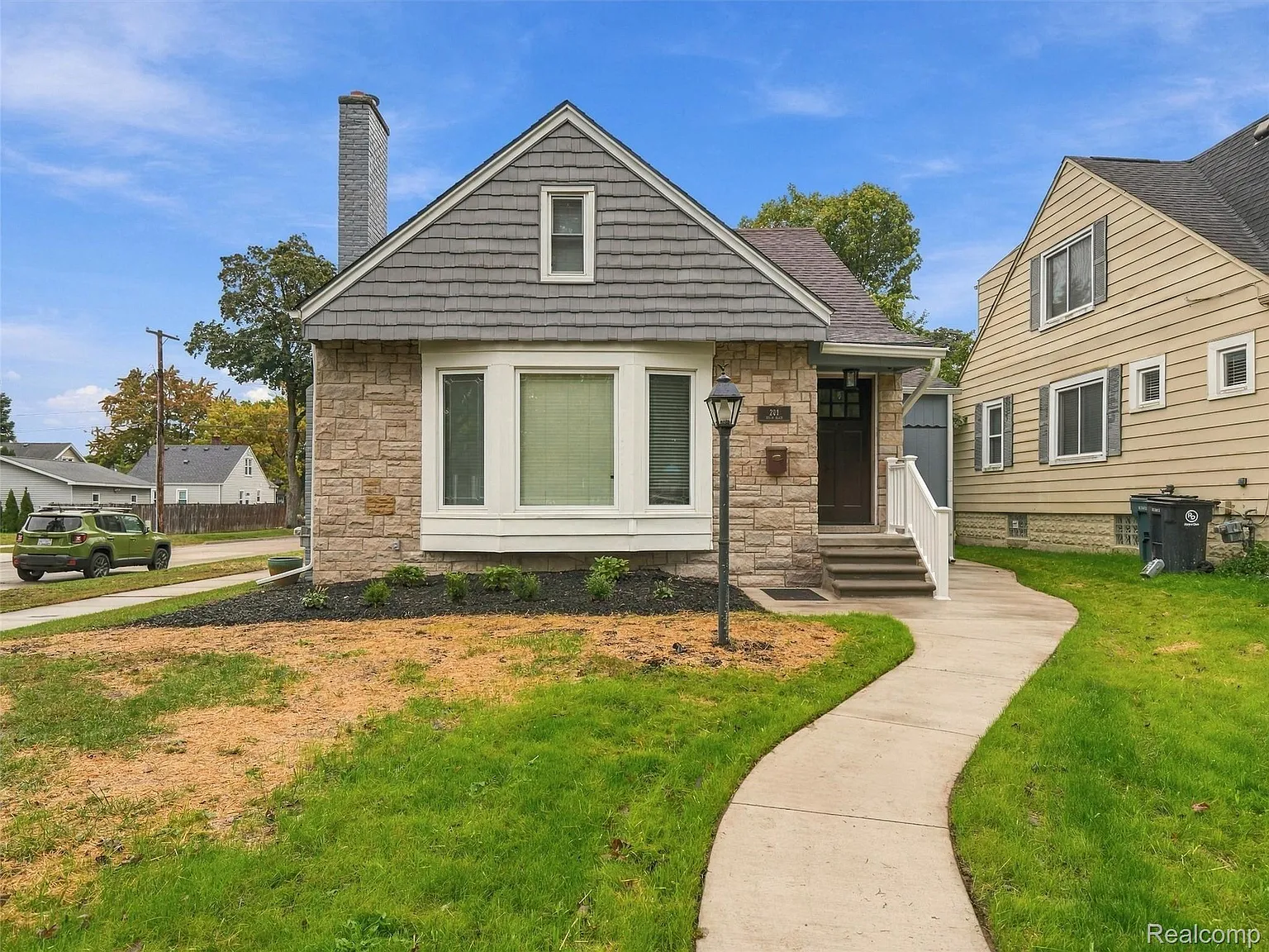 3 bed, 2.0 bath, 1799 sqft, $3,000 — Photo 1