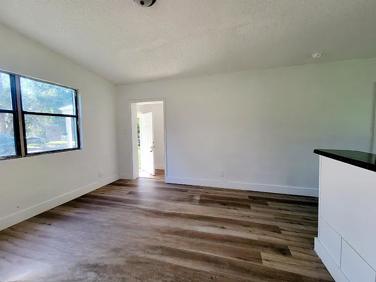 906 N Veterans Dr — Photo 16